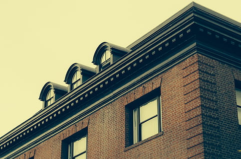 foto, nero, Marrone, mattone, calcestruzzo, costruzione, casa marrone, superiore, angolo, vista, finestra, architettura, Torre, Vintage ▾, esterno dell'edificio, struttura costruita, architettura ed edifici, nessuno, Inquadratura dal basso, cielo, cielo sereno, Casa, quartiere residenziale, giorno, natura, all'aperto, parete, sezione alta, copia spazio, muro di mattoni, vetro - materiale, caratteristica della parete, appartamento, 4K, CC0, dominio pubblico, privo di copyright