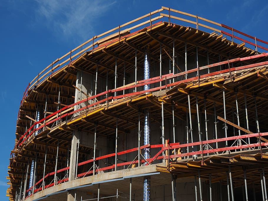 vermell, marró, marc de construcció, durant el dia, shell, casa, bastida, construir, lloc, treballar, treball de construcció, construcció d’habitatges, sense protecció, construcció, edifici, finalització, bastides, suport, lluiteu, projecte pont-casa, casa de pont, nova ulm, a l'illa, arquitectura, estructura construïda, vista d’angle baix, exterior de l'edifici, cel, naturalesa, indústria, lloc de construcció, industria de la construcció, desenvolupament, cap gent, dia, incomplet, modern, a l'aire lliure, ciutat, finestra, 4K