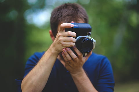Mann, fyr, gutt, ta, bilde, kamera, holding, canon, lense, teknologi, mennesker, Hobby, lidenskap, fotografering, fotografering temaer, én person, kamera - fotografisk utstyr, fokusere på forgrunnen, menn, hodeskudd, ekte folk, uformelt antrekk, fotografisk utstyr, fritidsaktivitet, aktivitet, forfra, portrett, dag, livsstil, stående, digitalkamera, skjult ansikt, utendørs, fotograf, 5K, CC0, offentlig domene, opphavsrett gratis