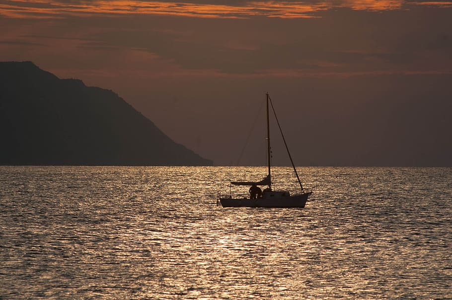 Ruhe, ruhig, Einsamkeit, Sonnenuntergang, Meer, Segelboot, Transport, Wasserfahrzeug, Wasser, Transportmittel, Ufergegend, Schönheit in der Natur, Szenen - Natur, Himmel, ruhige Szene, Silhouette, orange Farbe, idyllisch, Natur, Berg, Segeln, draußen, keine Leute, 2K