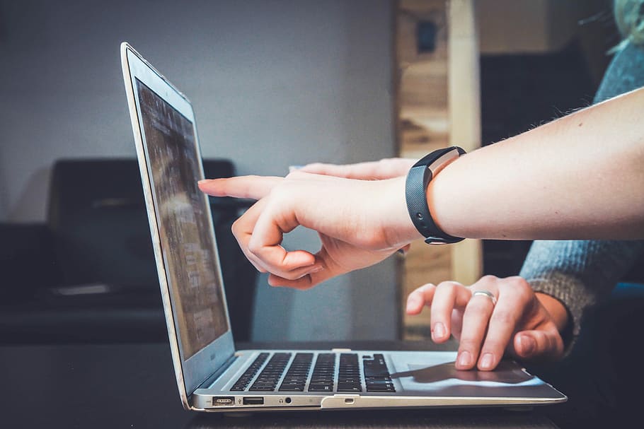 persona que utilitza portàtil, persona, portar, negre, fitbit alta, assenyalant, portàtil, monitor, MacBook, ordinador, mà, tecnologia, comunicació, connexió, tecnologia sense fils, mà humana, usant portàtil, Internet, adult, una persona, xarxa d’ordinadors, part del cos humà, primer pla, tocar, a l'interior, equips informàtics, pantalla, utilitzant l’ordinador, teclat, dit, 5K