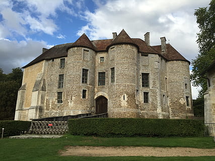 castell, harcourt, mantenir, eure, patrimoni, exterior de l'edifici, arquitectura, núvol - cel, finestra, casa, cel, estructura construïda, edifici, planta, naturalesa, herba, gespa, història, el passat, arbre, dia, cap gent, davant o pati del darrere, a l'aire lliure, arc, 2K, CC0, domini públic, lliure de regalies