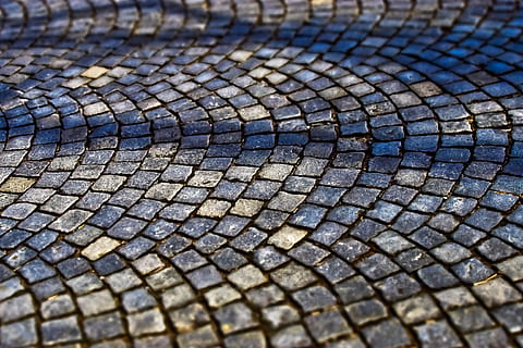 Kopfsteinpflaster, Patch, Straße, Steine, Weg, Pflastersteine, grau, Muster, Struktur, alt, Straßenbauarbeiten, Boden, Hintergrund, Textur, Bereich, alte Stadt, vereinbart worden, Bodenbelag, Naturstein, Schatten, Hintergründe, Vollbild, texturiert, keine Leute, Nahansicht, Tag, Design, draußen, Natur, High Angle View, gestalten, selektiver Fokus, Rau, Sonnenlicht, Wiederholung, Fokus auf den Vordergrund, Geometrische Figur, Textil-, konzentrisch, 4K, CC0, gemeinfrei, lizenzfrei