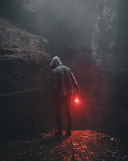 mand, iført, hættetrøje, bedrift, rød, lys, højre hånd, person, leder, hule, flare, anonym, fyr, flamme, underjordisk, ser ned, klint, rejse, fuld længde, stående, en person, klippe, rock-objekt, solid, natur, bagfra, rigtige mennesker, tøj, fritidsaktivitet, livsstil, belyst, røg - fysisk struktur, ung voksen, voksen, afslappet tøj, herrer, hætte - tøj, 5K
