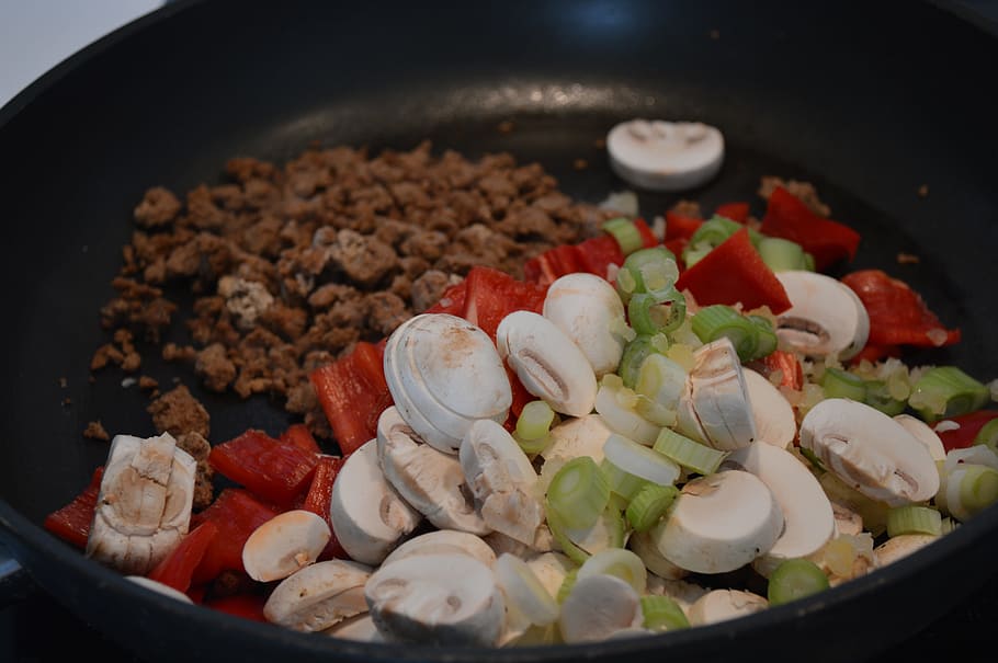 cuinar, cuina, pan, verdures, saltejat, menjar, menjar i beguda, benestar, frescor, alimentació saludable, vegetals, a l'interior, primer pla, cap gent, preparació, estri de cuina, natura morta, carn, ceba, llest per menjar, vista d’angle alt, olla de cocció, equipament per a la llar, paella, esmorzar, temptació, picat, menjar xinès, 5K