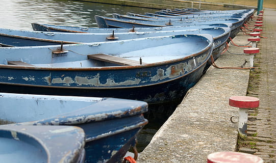sloep, kade, water, roeien, varen, boten, gebouw, nautisch schip, roeiboot, afgemeerd, wijze van transport, vervoer, dag, natuur, geen mensen, buitenshuis, hoge hoekmening, oud, in een rij, touw, strand, meer, haven, vissersboot, ten anker, 5K, CC0, publiek domein, royaltyvrij