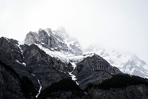 fotografía de paisaje, montañas, cubierto, nieve, gris, rodeado, verde, arboles, tiempo de día, fotografía de alto ángulo, montaña, pico, nube, cumbre, pico cubierto de nieve, cordillera, naturaleza, Valle, contraste, niebla, cielo, Canadá, montaña rocosa, banff, paisajes - naturaleza, belleza en la naturaleza, invierno, ambiente, paisaje, temperatura fría, Montaña cubierta de nieve, escena tranquila, tranquilidad, rock, pico de la montaña, roca - objeto, día, destinos de viaje, nadie, al aire libre, árbol conífero, 5K, CC0, dominio público, libre de derechos