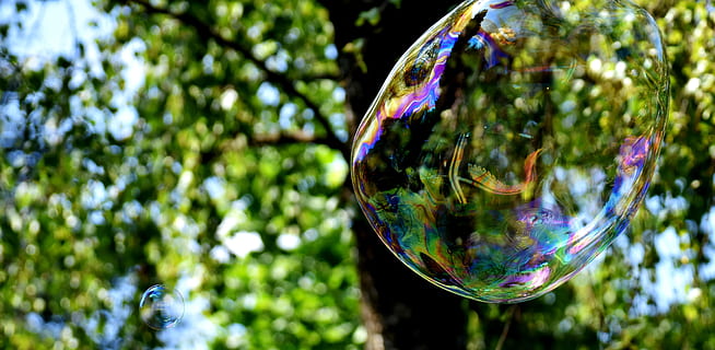 bombolla de sabó, enorme, gran, fer bombolles de sabó, wabbelig, iridescent, aigua sabonosa, diversió, volar, colorit, bombolla, sabó sud, naturalesa, resum, a l'aire lliure, fons, estiu, color verd, vareta de bombolles, blau, bufat, transparent, cercle, reflexió, multicolor, centrar-se en primer pla, brillant, arbre, primer pla, fragilitat, vulnerabilitat, dia, esfera, planta, a l'aire, forma, enfocament selectiu, cap gent, 4K, CC0, domini públic, lliure de regalies