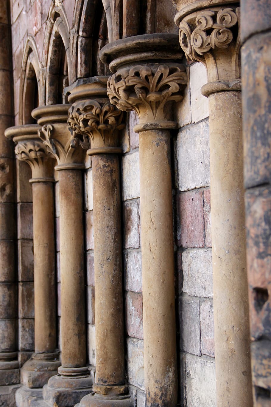 columnes, pilars, arquitectura, pedra, disseny, corinthian, arquitectònic, columna arquitectònica, material de pedra, història, destinacions de viatge, característica arquitectònica, el passat, estructura construïda, cap gent, exterior de l'edifici, edifici, arc, antic, vell, vista d’angle baix, dia, artesania, talla - producte artesanal, religió, lloc de culte, a l'aire lliure, columnata, ornamentat, govern, civilització antiga, abadia, 4K