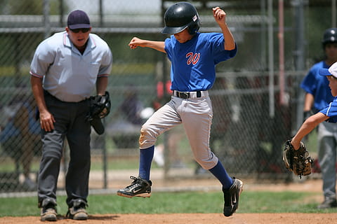 beisbol, jugador, corredor, puntuació, correr, plat de casa, esport, equip, joc, uniforme, jugador de beisbol, atleta, jove, noi, competició, petita lliga, acció, estiu, àrbitre, receptor, focus, concentració, guanyar, casc, estadi de ball, placa, atlètic, joventut, diversió, ump, esportiu, longitud completa, beisbol - esport, homes, grup de persones, dia, roba, camp de joc, gent, moviment, adult jove, mascles, nen, persones incidentals, persones reals, a l'aire lliure, uniforme esportiu, nois, adolescent, adolescència, 2K, CC0, domini públic, lliure de regalies