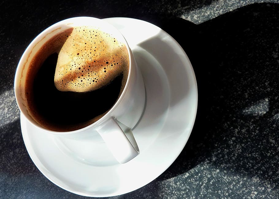 koffein, god fornøjelse, fordel, bordservice, drage nytte af, drikke, kaffe, kaffetjenester, kaffeske, kaffekop, ske, pause, porcelæn, rød, sort, sort kaffe, kop, kaffe - drikke, mad og drikke, forfriskning, underkop, krus, friskhed, stilleben, bord, høj vinkel visning, tæt på, indendørs, ingen mennesker, varm drikke, mad, skummende drikke, sort baggrund, alkoholfri drikkevare, skum, 1080P