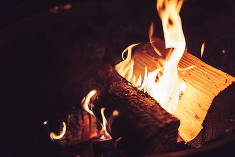 Feuer, Flamme, Lagerfeuer, dunkel, Nacht-, Hitze, Verbrennung, Hitze - Temperatur, Feuer - natürliches Phänomen, Holz - Material, Log, Brennholz, Holz, Natur, Kamin, glühend, Erwachsene, Bewegung, Nahansicht, drinnen, eine Person, junger Erwachsener, 5K