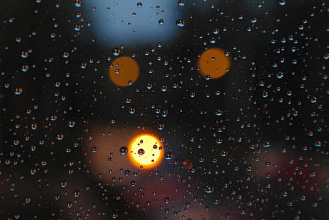 regen, paneel, avond, druppels, druppels water, regendruppels, de achtergrond, na de storm, de stortbui, behang, macro, geen mensen, water, binnenshuis, detailopname, eten en drinken, ei, geel, voedsel, Oranje kleur, eigeel, nacht, laten vallen, gezond eten, natuur, antropomorf smileygezicht, welzijn, creativiteit, nat, gefrituurd ei, zwarte achtergrond, regendruppel, 4K, CC0, publiek domein, royaltyvrij