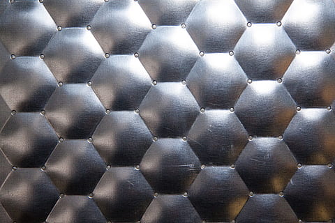 cuir noir textile, acier, ne rouille pas, surface, structure, fonds, gaufrage, peignes, gaufrage de surface, finition, noble, argent, tambour de machine à laver, Contexte, arrière-plans, modèle, plein cadre, fermer, personne, répétition, à l'intérieur, couleur argentée, Forme géométrique, forme, texturé, abstrait, métal, brillant, conception, alliage, hexagone, gris, super gros-plan, 4K, CC0, domaine public, libre de droits