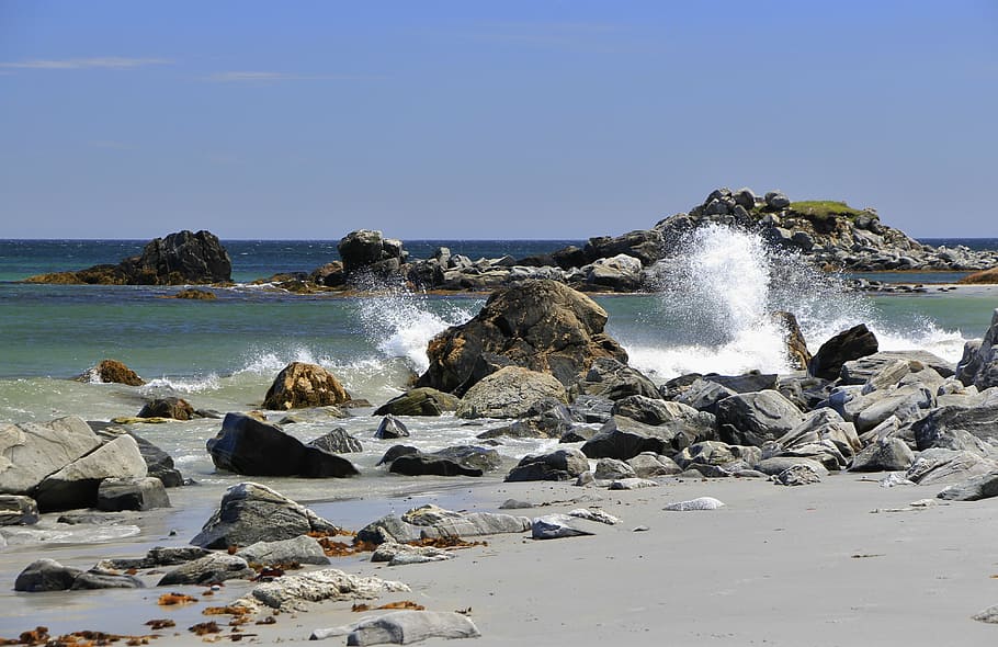 onades del mar, estavellar-se, roques, blau, cel, oceà, onades, trencadors, navega, mar, aigua, platja, naturalesa, marea, poder, sorra, Costa, onada de l’oceà, splash, esprai, escuma, xoc, energia, moviment, a l'aire lliure, illa, vora del mar, Riba, platges, rock, rock - object, sòlid, terra, bellesa a la natura, esquitxades, onada, escenics - natura, cap gent, dia, cel clar, línia de costa, trencament, poder a la natura, colpejar, litoral rocós, 4K
