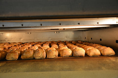 Brot, Kochen, Bäckerei, Essen und Trinken, Lebensmittel, Frische, drinnen, Ofen, keine Leute, Stillleben, Seite an Seite, Geschäft, gebacken, Regal, Gerät, fertig für den Verzehr, Anordnung, in einer Reihe, Nahansicht, Fleisch, Verkauf, Tablett, Essen vorbereiten, Backblech, 5K, CC0, gemeinfrei, lizenzfrei