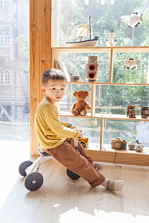 děti, dětský model, studio, smích, usměj se, chlapci, pánské děti, mužské modely, mužského modelu, dítě, uvnitř, lidé, kavkazského etnika, dětství, samci, okno, muži, plná délka, jedna osoba, hraní, skutečných lidí, neformální oblečení, hračka, den, domácí interiér, životního stylu, podlaha, nevinnost, dřevo, 4K, CC0, veřejná doména, bez autorských práv