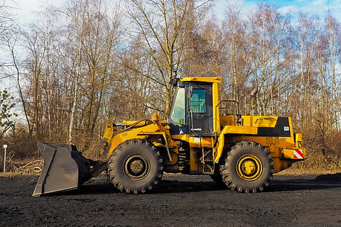 Foto, gul, front-end, loader, hjullæsser, byggemaskine, køretøj, maskine, konstruktion køretøj, websted, byggearbejde, klinge, skovl, arbejdsmaskine, transportere, konstruktion, udgravning, drægge, arbejde, traktor skovl, teknologi, metal, frontlæsser, jordarbejde, larve, byggeplads, transportmidler, byggemaskiner, maskineri, industri, bare træ, ingen mennesker, udendørs, dag, himmel, transportform, land køretøj, træ, vej, natur, lastbil, stationær, plante, kommercielt landkøretøj, motor køretøj, jord, bulldozer, byggebranchen, hjul, dæk, 4K, CC0, offentligt domæne, royaltyfrie