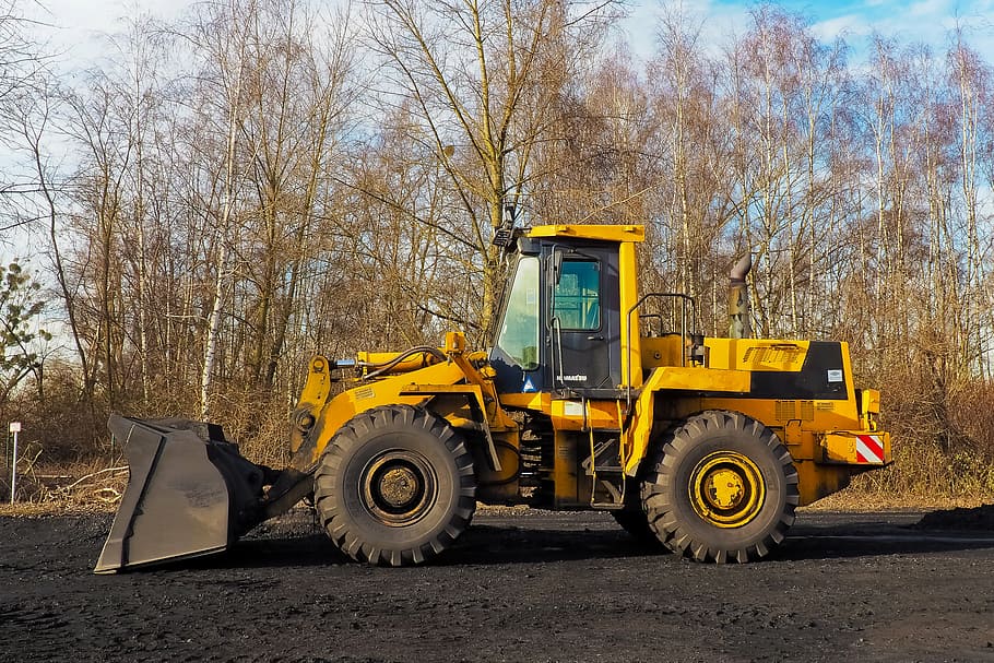 foto, groc, portada, carregador, carregadora de rodes, màquina de construcció, vehicle, màquina, vehicle de construcció, lloc, treball de construcció, fulla, pala, màquina de treball, transport, construcció, excavació, draga, treballar, cubeta de retroexcavadora, tecnologia, metall, carregador frontal, moviment de terres, eruga, lloc de construcció, maquinària de construcció, maquinària, indústria, arbre nu, cap gent, a l'aire lliure, dia, cel, manera de transport, vehicle terrestre, arbre, carretera, naturalesa, camió, estacionari, planta, vehicle comercial terrestre, automòbil, terra, excavadora, industria de la construcció, roda, pneumàtic, 4K