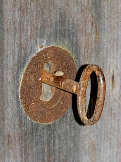 clau, bloqueig, obert, vell, vintage, ferro, fusta, rústic, rovellat, metall, primer pla, cap gent, material de fusta, porta, entrada, resistent, dia, senzillesa, a l'interior, seguretat, tancat, protecció, gestionar, marró, textura, ungles, pestell, 4K, CC0, domini públic, lliure de regalies