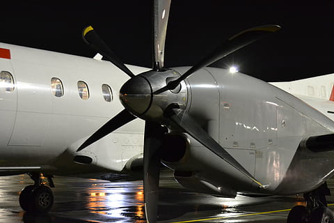 flyet, motor, propel, transportform, transportmidler, luftfartøj, fly, lufthavn, ingen mennesker, stationær, rejse, lufthavn bane, udendørs, militær, tæt på, land køretøj, bil, offentlig transport, dag, natur, Flymotor, 4K, CC0, offentligt domæne, royaltyfrie