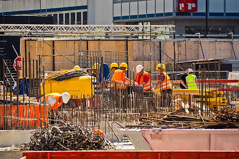 Arbeitskräfte, tragen, Weste, tagsüber, Konstruktion, Seite? ˅, bauen, Bauarbeiten, Hausbau, Gebäude, Arbeit, Handwerker, Bauarbeiter, Kunst, Helm, Werkzeug, die Architektur, Mensch, Designer, Metall, Bauhandwerk, neues Gebäude, Gerüst, Schale, Hochbau, Stahlgewebe, Besetzung, Arbeiten, Industrie, reflektierende Kleidung, Gruppe von Leuten, Kleidung, Sicherheit, gebaute Struktur, Schutz, Baustelle, Männer, Gebäudehülle, Baugewerbe, Arbeitsschutzkleidung, Entwicklung, Menschen, Transport, Mitarbeiter, 4K, CC0, gemeinfrei, lizenzfrei