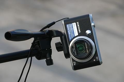 aparat cyfrowy, statyw, samowyzwalacz, cyfrowy, aparat fotograficzny, tematy fotograficzne, żadnych ludzi, technologia, branża filmowa, aparat fotograficzny - sprzęt fotograficzny, na dworze, obiektyw - instrument optyczny, zbliżenie, skupić się na pierwszym planie, sprzęt fotograficzny, domowa kamera wideo, czarny kolor, dzień, fotografowanie, pojedynczy obiekt, w stylu retro, nowoczesny, kultura i rozrywka artystyczna, slr camera, filmowanie, 5K, CC0, domena publiczna, darmowe zdjęcia