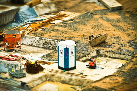 tilt-shift fotografering, transportabel, cr, websted, konstruktion, byggearbejde, bygge, by-, byggemaskine, husbyggeri, arbejde, byggemateriale, ny bygning, materiale, arkitektur, lokum, toilet, toilet hjem, tilt skift, selektiv fokusering, dag, ingen mennesker, høj vinkel visning, stilleben, udendørs, natur, tilt-shift, sollys, forladt, beholder, bygget struktur, by, jord, affald, byggeplads, repræsentation, rodet, menneskelig repræsentation, 4K, CC0, offentligt domæne, royaltyfrie