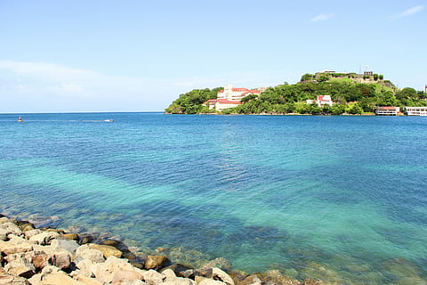 vista, paisatge, grenada, llum solar, cel, sol, viatjar, aigua, fotografia, naturalesa, estiu, núvol, Carib, mar, escenics, luxe, bellesa a la natura, blau, escenics - natura, tranquil·litat, terra, exterior de l'edifici, escena tranquil·la, platja, arbre, idíl·lic, arquitectura, planta, estructura construïda, dia, cap gent, horitzó sobre l’aigua, a l'aire lliure, color turquesa, 2K, CC0, domini públic, lliure de regalies
