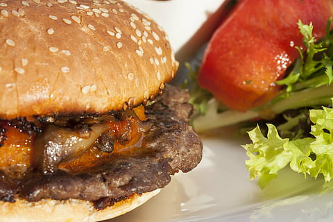 burger, kød, brød, tomat, mad, dana, bøf, sund livsstil, ernæring, køkken, mad foto, sund mad, sundhed, makro, frisk, produkt foto, sund kost, smuk, fotografering, cafe, restaurant, fastfood, usund spisning, mad og drikke, klar til at spise, hamburger, sandwich, friskhed, grøntsag, bolle, frugt, måltid, tæt på, ost, indendørs, cheeseburger, tag mad ud, ingen mennesker, snack, aftensmad, 4K, CC0, offentligt domæne, royaltyfrie
