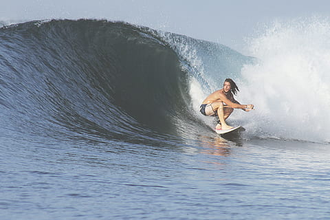 hombre surfeando, grande, ola, hombre, jugando, navegar, tiempo de día, foto, surf, chico, masculino, deporte, tabla de surf, deporte acuático, Deportes extremos, velocidad, mar, acción, agua, hombres, al aire libre, salpicaduras, gente, divertido, deportes y fitness, movimiento, verano, búsqueda recreativa, una persona, Sólo para adultos, adulto joven, adulto, longitud total, naturaleza, actividad de ocio, vitalidad, estilos de vida, ropa, disfrute, día, 5K, CC0, dominio público, libre de derechos