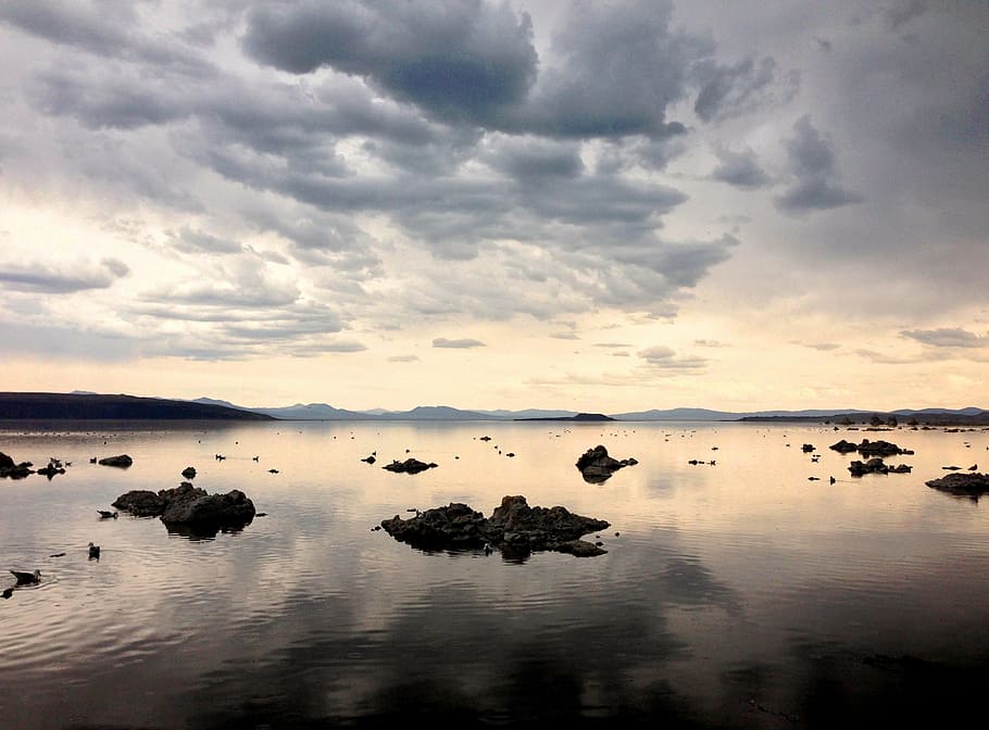 legeme, vand, overskyet, himmel, dagtimerne, sø, afspejling, monosøen, skyer, natur, landskab, naturskøn, rolig, bjergsøen, solnedgang, ødemark, panoramisk, berolige, rejse, hav, strand, udendørs, sky - himmel, scenics - natur, skønhed i naturen, ro, rolig scene, ingen mennesker, havnefronten, idyllisk, ikke-urbane scene, klippe, rock-objekt, solid, 2K