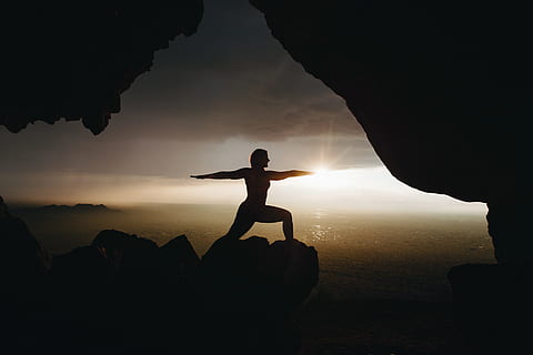 Silhouette, Person, Yoga-Beitrag, oben, Cliff, Sonnenuntergang, Frau, Gipfel, Berg, oben drauf, Felsformation, Gewässer, dunkel, Wolke, Yoga, hinterleuchtet, Menschen, eine Person, draußen, Himmel, Männer, Natur, Stehen, Erfolg, Leistung, Licht am Ende des Tunnels, Erwachsene, nur für Erwachsene, Rock, Rock - Objekt, solide, Wasser, Meer, Szenen - Natur, Schönheit in der Natur, echte Menschen, Land, Lebensstile, in voller Länge, Freizeitbeschäftigung, Höhle, Ruhe, 5K, CC0, gemeinfrei, lizenzfrei