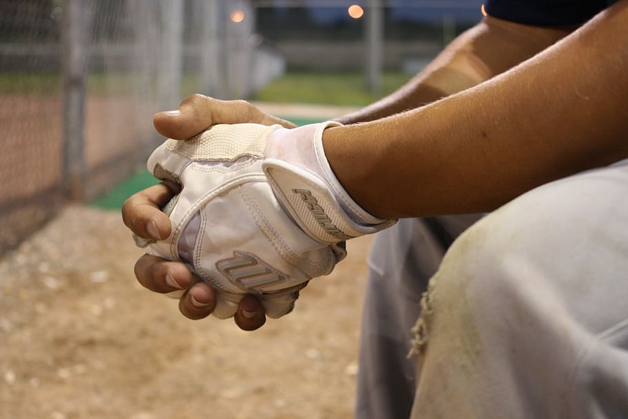 primer pla, foto, persona, portar, blanc, guant sense dits, beisbol, substitut, banc, mans, guants, camp, esport, softbol, slo-pitch, recreació, joc, jugar, parc, jugador, atleta, mà humana, gent, a l'aire lliure, part del cos humà, cama humana, centrar-se en primer pla, part del cos, mà, membre, dia, homes, extremitat humana, dues persones, secció baixa, boxa - esport, subministraments mèdics, naturalesa, peu humà, 4K