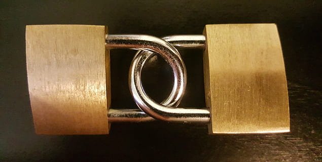 verknüpft, Verknüpfung, beigetreten, Vorhängeschlösser, sperren, sichern, Sicherheit, vereinigt, Verbindung, zwei, Metall, Holz - Material, Studioaufnahme, drinnen, keine Leute, Nahansicht, einzelnes Objekt, Tasse, Essen und Trinken, Antiquität, goldfarben, kopieren sie platz, Getränk, Klebeband, Becher, Luxus, schwarzer Hintergrund, Musikinstrument, Text, 5K, CC0, gemeinfrei, lizenzfrei
