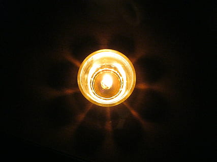 kopp, levande ljus, skugga, lysande, skinande, upplyst, elektricitet, ljusutrustning, lågvinkelvy, glödlampa, inomhus, tak, inget folk, mörk, ljus, inhemska rum, geometrisk form, cirkel, ljus - naturligt fenomen, natt, form, tråd, enda objekt, elektriskt ljus, direkt nedanför, svart bakgrund, elektrisk utrustning, 2K, CC0, offentligt domän, royaltyfria