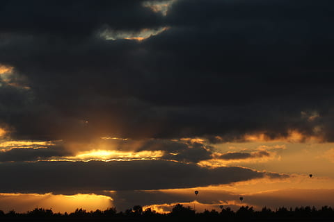 slunce, osud, západ slunce, Příroda, barvy, voda, svítání, vzduch, večer, mrak - nebe, nebe, scenics - příroda, krása v přírodě, klid, temný, dramatická obloha, oranžová barva, nikdo, bouřka, klidné scény, silueta, slunečního světla, scéna s oblaky, idylický, životní prostředí, venku, zlověstný, meteorologie, 4K, CC0, veřejná doména, bez autorských práv