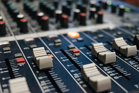 close-up foto, zwart, grijs, audio, menger, versterker, muziek-, wijzerplaat, elektronisch, technologie, geluid, geluidsapparatuur, geluidsopnameapparatuur, geluid mixer, studio, controle, opnamestudio, menging, communicatie, uitrusting, Controlepaneel, kunst cultuur en entertainment, binnenshuis, detailopname, omroep, industrie, geen mensen, elektronische industrie, druk op de knop, elektrische apparatuur, Radio zender, ingewikkeldheid, station, elektrische component, 5K, CC0, publiek domein, royaltyvrij