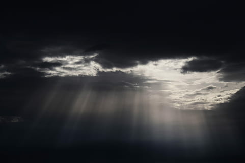 crepuskulära strålar, molnig, himmel, ljusstrålar, moln, mörk, ljus, natur, stråle, humör, tapet, moln - himmel, storm, clouds, storm moln, mulen, dramatisk himmel, skönhet i naturen, inget folk, miljö, åskväder, scenics - natur, solstråle, utomhus, olycksbådande, humörlig himmel, regn, meteorologi, skyfall, 5K, CC0, offentligt domän, royaltyfria