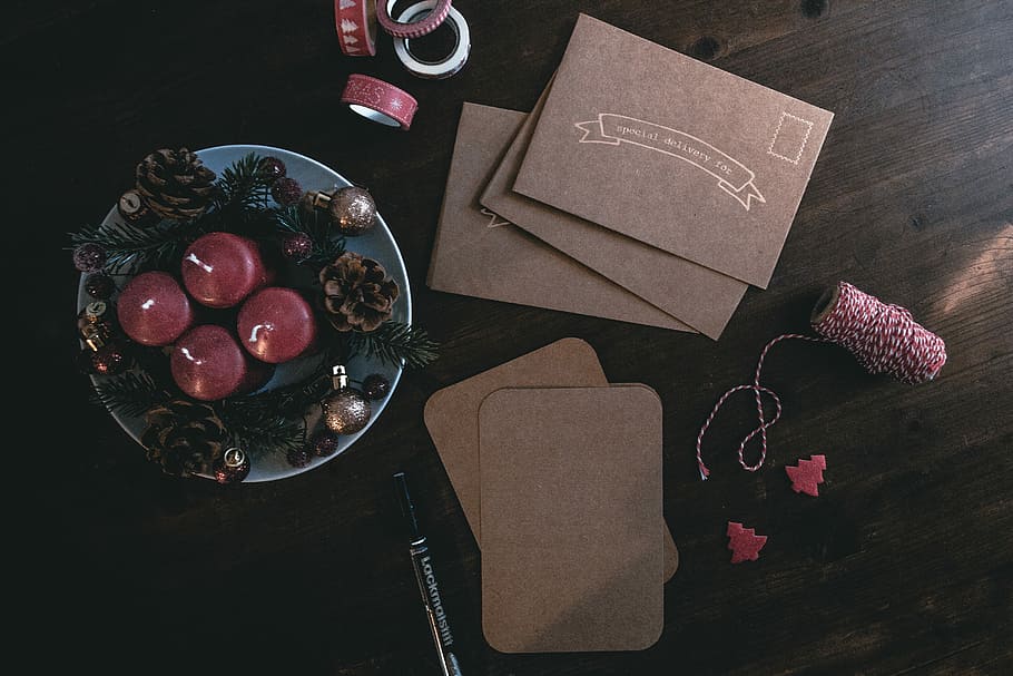 quattro, marrone, votivo, candele, alzavola, ceramica, piatto, circondato, ornamenti, foto, viola, candele pilastro, pigne, giftwrap, fronzolo, arredamento, decorazione, ciotola, tavolo, cibo, cibo e bevande, vista dall'alto, freschezza, in casa, natura morta, nessuno, contenitore, cibo dolce, frutta, mangiare sano, legno - materiale, direttamente sopra, carta, indulgenza, benessere, libro, dolce, forbici, tentazione, bicchiere, 5K