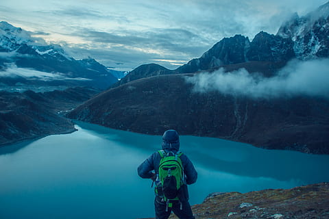 jezioro gokyo, osoba, na stojąco, z przodu, rzeka, plecak, mężczyzna, skały, woda, chmury, jezioro, basecamp, Wysokość, Everest, Nepal, Góra, scenics - natura, piękno natury, Natura, jedna osoba, spędzania wolnego czasu, przygoda, środowisko, czynność, scena pozamiejska, mężczyźni, niebo, krajobraz, spokojna scena, widok z tyłu, pasmo górskie, na dworze, ośnieżona góra, 2K, CC0, domena publiczna, darmowe zdjęcia