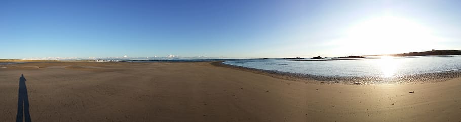 rhosneigr, anglesey, panorama, panoràmica, posta de sol, ombra, sorra, cel, platja, terra, aigua, mar, naturalesa, escenics - natura, llum solar, horitzó, moviment, cel clar, blau, assolellat, cap gent, esport, bellesa a la natura, onada, a l'aire lliure, horitzó sobre l’aigua, 8K