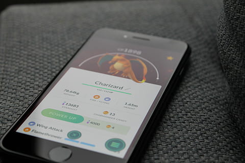 programa, Mobilusis telefonas, prekybą, ryšį, prietaisą, ekranas, elektronika, žaidimas, internetas, „iPhone“, stebėti, numeris, telefonas, pokemon, pokemon eiti, nešiojamieji, išmanusis telefonas, technologijos, palieskite, liečiamas ekranas, bevielis, komunikacijos, belaidžio ryšio technologija, Iš arti, nešiojamas informacijos įrenginys, patalpose, nėra žmonių, tekstą, lentelė, natiurmortas, Vakarų scenarijus, mobili programa, atrankinis dėmesys, telefonu, baldai, 4K, CC0, Viešasis domenas, nemokamai