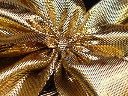 bucle, paquet, or, cinta de regal, regal, ornament, decoració, fons, primer pla, Nadal, cap gent, tèxtil, marc complet, a l'interior, vista d’angle alt, brillant, patró, natura morta, cinta, cinta: objectes de cosir, llaç de llaç, menjar i beguda, tir de l'estudi, roba, arc, textura, material, luxe, 2K, CC0, domini públic, lliure de regalies