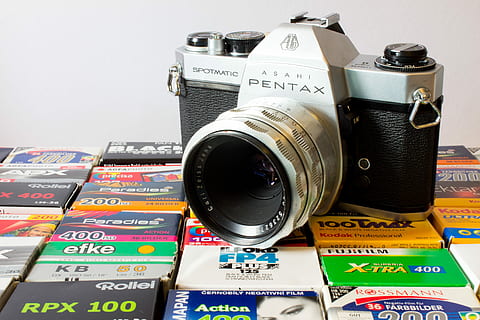 kamera, analoginen, pentax, vanha, vanha kamera, valokuva, elokuva, analoginen kamera, valokuvaus, kuva, nostalgia, linssi, vuosikerta, retro, retro näyttää, hipster, slr, esine, kleinbild film, dioja, Media, sanomalehti, muste, ei ihmisiä, elokuvateollisuus, päivä, teksti, asetelma, lähikuva, läntinen käsikirjoitus, sisällä, valokuvauksen teemat, tekniikka, viestintä, vaihtelu, valinta, monivärinen, kamera - valokuvauslaitteet, ryhmä kohteita, suuri joukko esineitä, studio ammuttu, taiteen kulttuuri ja viihde, pino, retro-tyylinen, 5K, CC0, public domain, rojaltivapaa