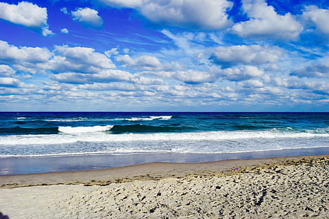 jordedag, Strand, skyer, hav, himmel, jord, natur, sand, kystlinje, blå, sommer, bølge, sky - himmel, utendørs, vann, scenics, landskap, land, horisont, naturskjønnhet - natur, horisont over vann, skjønnhet i naturen, bevegelse, ro, vannsport, surfing, rolig scene, sport, 5K, CC0, offentlig domene, opphavsrett gratis