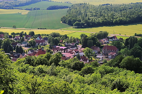 paesaggio, villaggio, i campi, foresta, albero, pianta, crescita, colore verde, scenics - natura, bellezza nella natura, vista dall'alto, terra, ambiente, campo, architettura, giorno, natura, la tranquillità, Casa, struttura costruita, scena rurale, scena tranquilla, costruzione, nessuno, all'aperto, 5K, CC0, dominio pubblico, privo di copyright