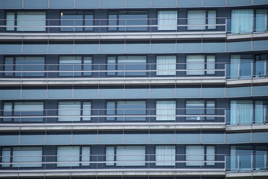 glas, facade, arkitektur, vindue, lejlighed, nutidige, ydre, byrum, bygning, blå, linjer, tal, vandret, konstruktion, udsigt, bylandskab, bygning udvendig, bygget struktur, fuld ramme, ingen mennesker, baggrunde, by, glas - materiale, dag, moderne, lav vinkel visning, kontor, mønster, kontorbygning udvendig, gentagelse, afspejling, side om side, 5K