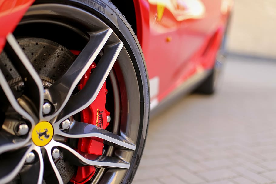 gris, negre, roda de ferrari, durant el dia, ferrari, cotxe, rendiment, vermell, automàtic, automòbil, estil, ràpid, luxe, carrera, automoció, conduir, modern, tecnologia, cotxe esportiu, transport, car, velocitat, vehicle, motor, supercarro, roda, mode de transport, vehicle terrestre, primer pla, cap gent, a l'aire lliure, pneumàtic, dia, manera de transport, carrer, ciutat, equipament, centrar-se en primer pla, metall, indústria, servei, esport, va parlar, 2K