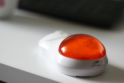 ratolí, botó, vermell, ordinador, ergonomia, oficina, a l'interior, cap gent, primer pla, tir de l'estudi, menjar i beguda, taula, gris, sol objecte, centrar-se en primer pla, còpia espai, tecnologia, seguretat, esport, vista d’angle alt, menjar, color taronja, equipament, natura morta, 5K, CC0, domini públic, lliure de regalies